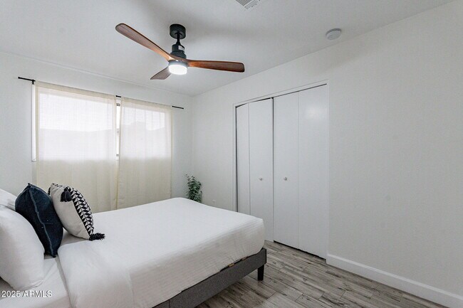 Building Photo - 8725 E Palo Verde Dr