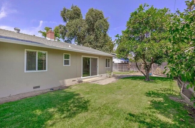 Building Photo - Fantastic 3 Bed 2 Bath Home Available Now!