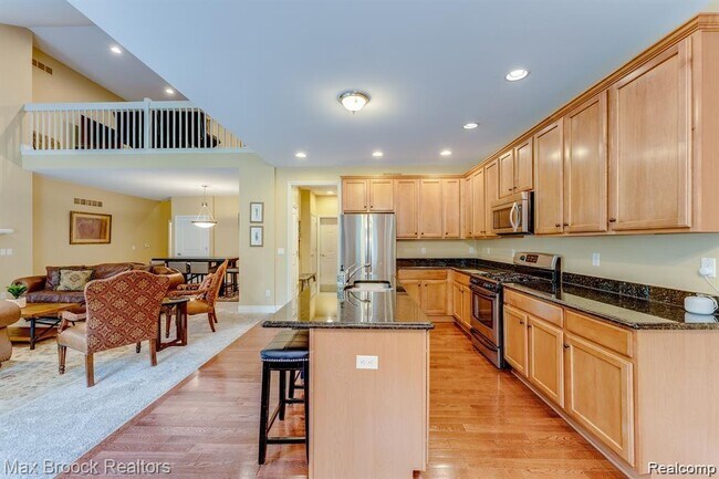 Building Photo - 1050 Oakwood Dr