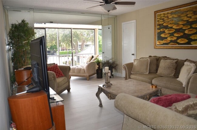 Building Photo - 6201 Bay Club Dr