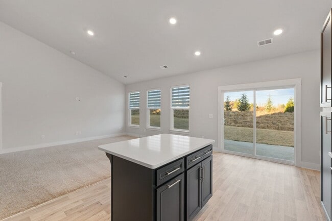Building Photo - Beautiful 4 Br, 2 BA Home with 2 Car Garag...