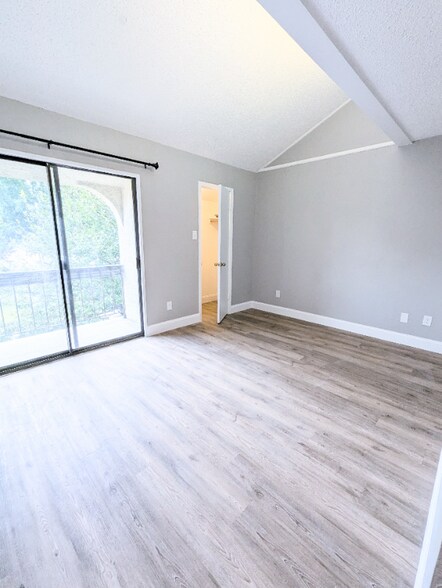 Building Photo - 3931 Roma Ct