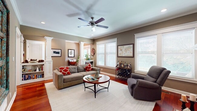 Building Photo - 3 Bed/4.5 Bath Crescent Hill Charmer with 2 Car Garage