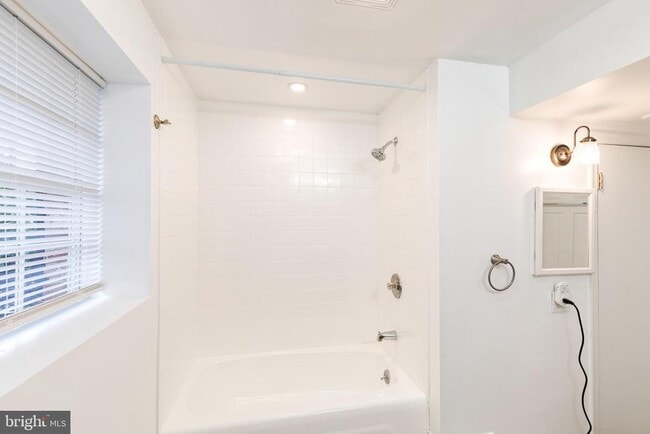 Building Photo - 617 Oak Ln