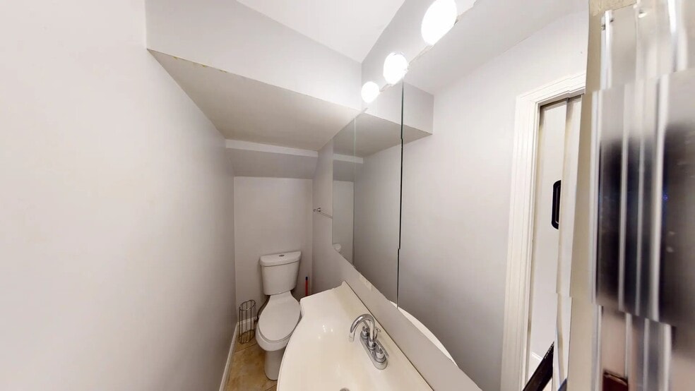 Building Photo - 21 Rossmore St