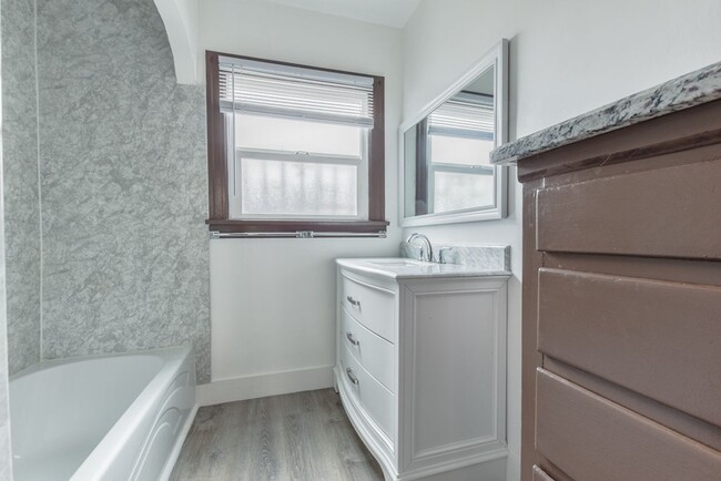 Building Photo - Beautiful 2 Bed +office, den garage, 1 Bath