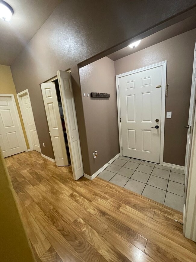Building Photo - Town House in Post falls