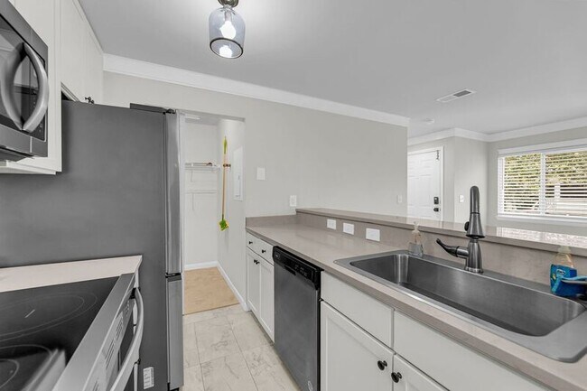 Building Photo - 266 Alexandra Dr