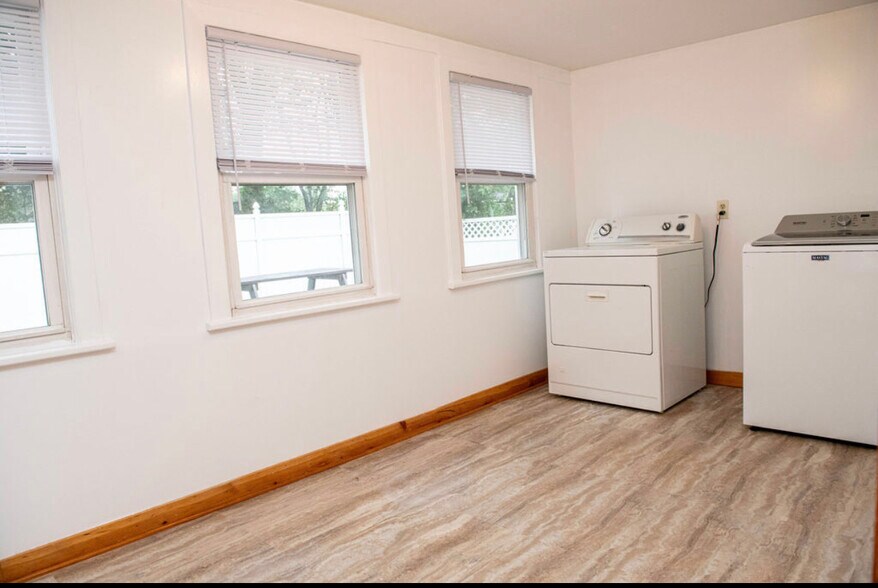 Building Photo - 557 Linden Ave