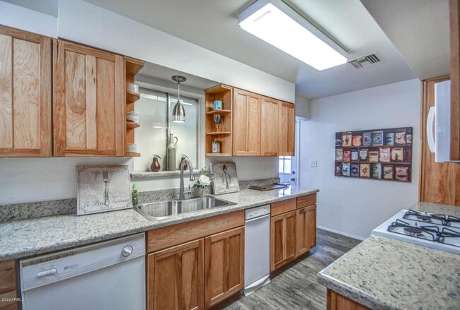 Building Photo - 6-Bedroom Tempe Home with Private Pool & Ideal Location