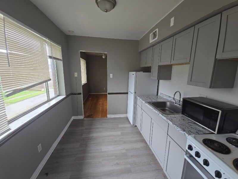 Building Photo - 5720-5722 Thekla Ave