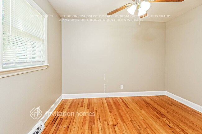 Building Photo - 1142 Eastview Dr