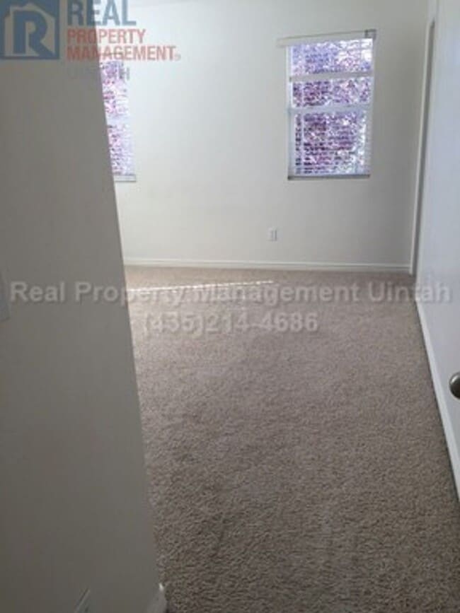 Building Photo - 3 Bed 2.5 Bath Townhome in Split Mountain.