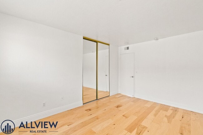 Building Photo - Renovated 2 Bedroom, 1 Bathroom Available ...
