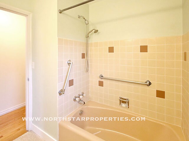 Building Photo - Great Lake Oswego Home Walking Distance to Everything