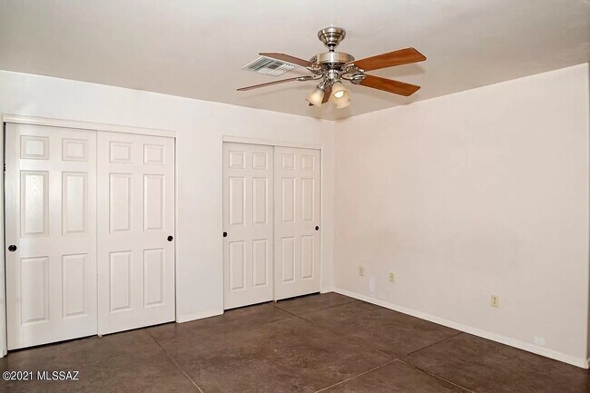 Building Photo - 3 bedroom 2 bath home with washer and dryer.