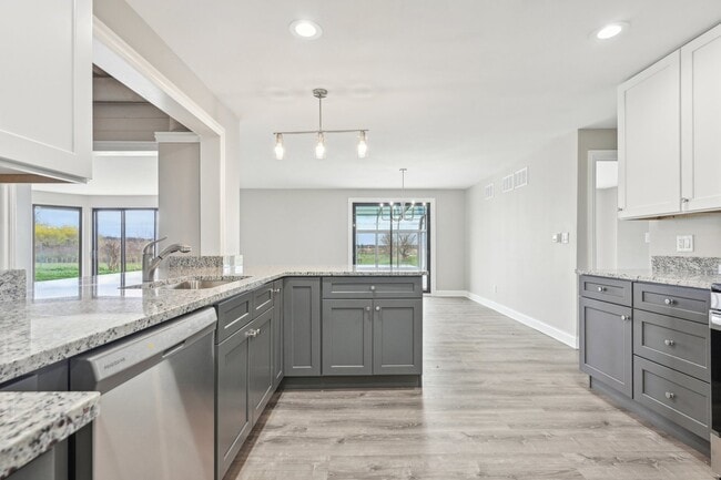 Building Photo - 1406 Busse Rd