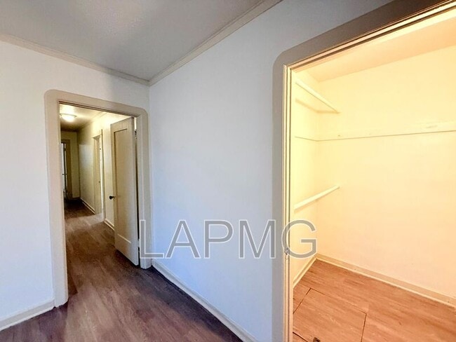 Building Photo - 614-614 N Poinsettia Pl