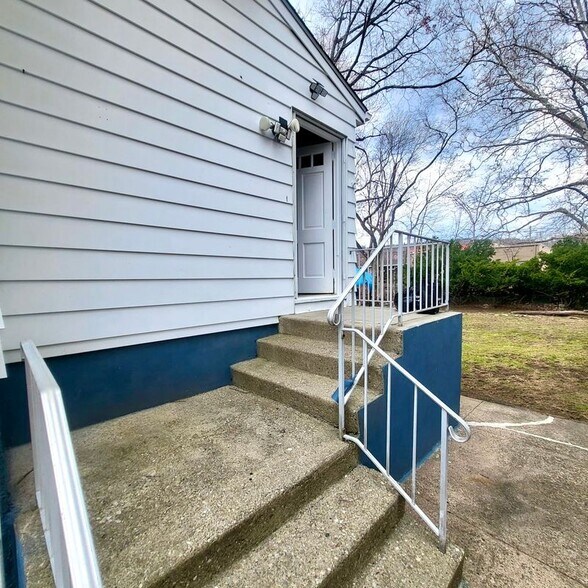 Building Photo - 340 N 4th Ave