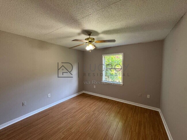 Building Photo - 102 Briarmeade Dr