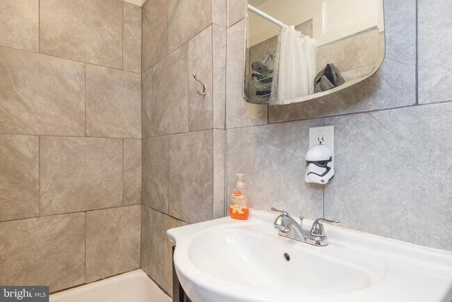 Building Photo - 515 W Girard Ave