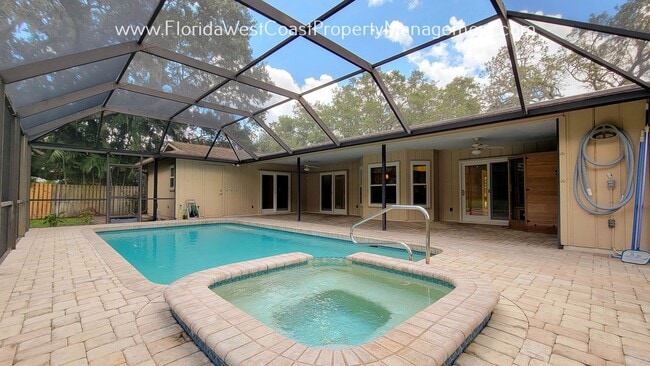 Building Photo - CLASSIC SARASOTA POOL HOME WITH UPDATES AN...
