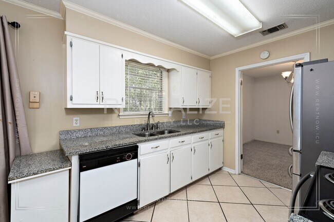 Building Photo - Charming 3 Bed 2 Ba Home Close to Saraland