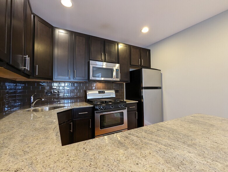 Building Photo - 4744 N Maplewood Ave