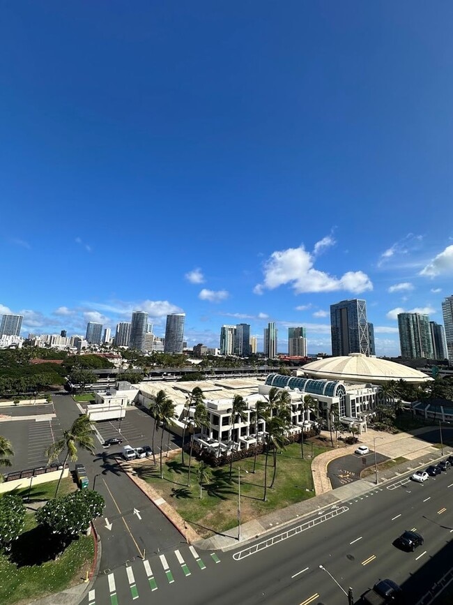 Building Photo - Roya Court Furnished 1 bed, 1 ba, 1 parkin...
