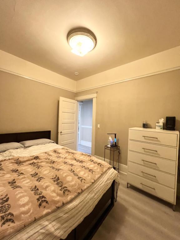 Building Photo - 549 6th Ave