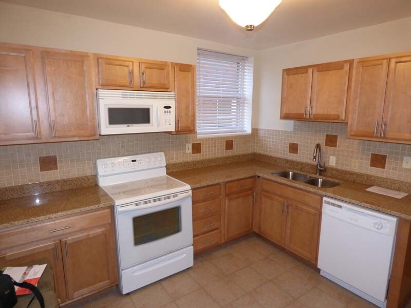 Building Photo - 1021 Commodore Dr