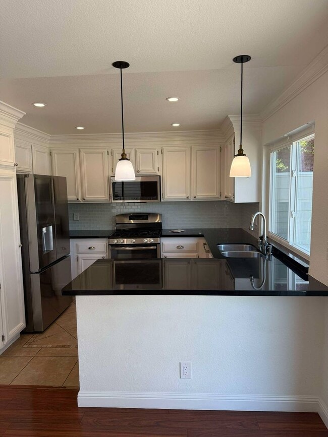 Building Photo - Stylish Redwood Shores Home with Vaulted Ceilings & Private Yard