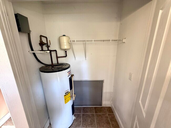 Building Photo - 51 Lee's Ford Dock Rd