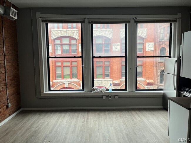 Building Photo - 317 S Clinton St