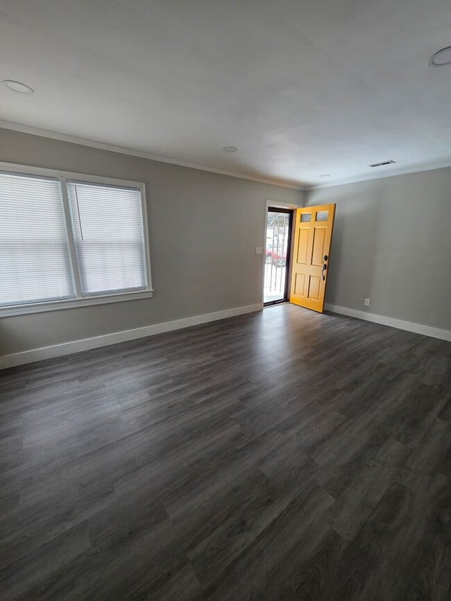 Building Photo - Totally Remodeled! Looks Fantastic!