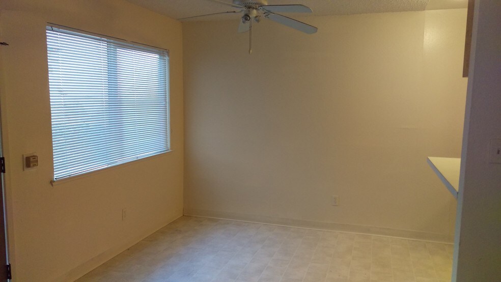 Building Photo - 11 Linscheid Dr