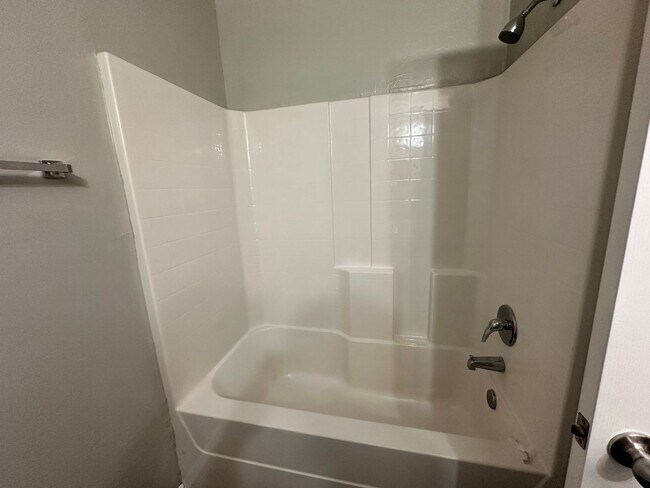 Building Photo - 3 bed 2 bath in Mustang- Move in Special!