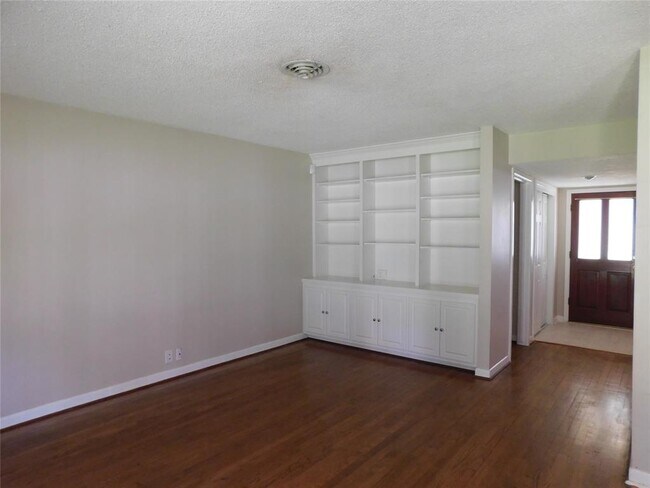 Building Photo - 9710 Pine Lake Dr