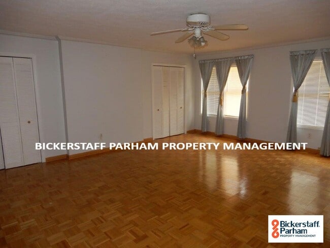 Building Photo - 4 Bedroom 2 Bath Located Off Of Double Chu...