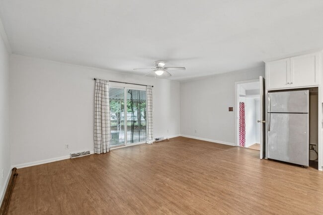 Building Photo - Spacious Single Family Home with Fenced Yard