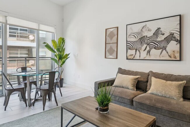 Building Photo - Luxury 1 Bedroom + Flex Space | 2 Full Baths | 975 Sq. Ft. | The Cedars, Dallas