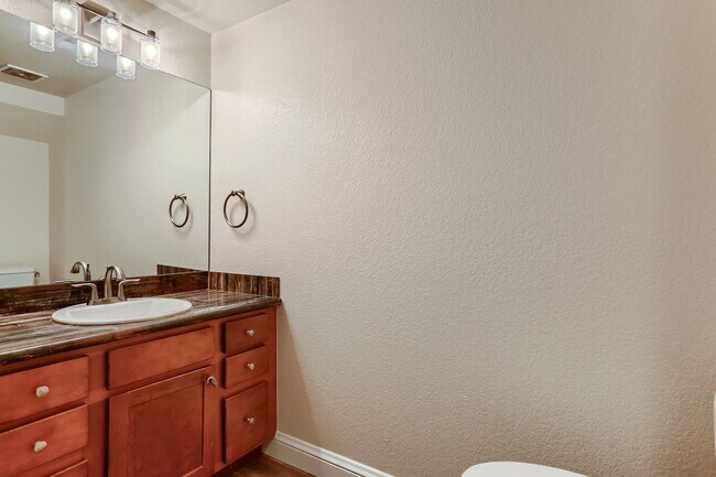 Building Photo - Amazing 4BR, 2BTH in Denver!