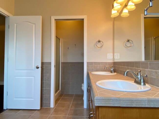 Building Photo - Lovely Modern Westside Home