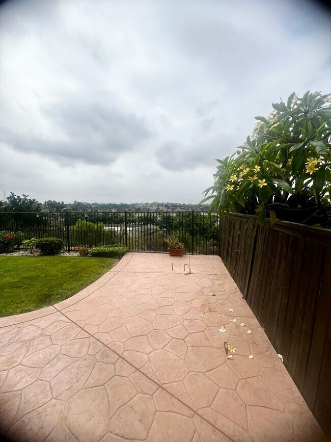 Building Photo - Stunning 4br + Den located on a view lot i...