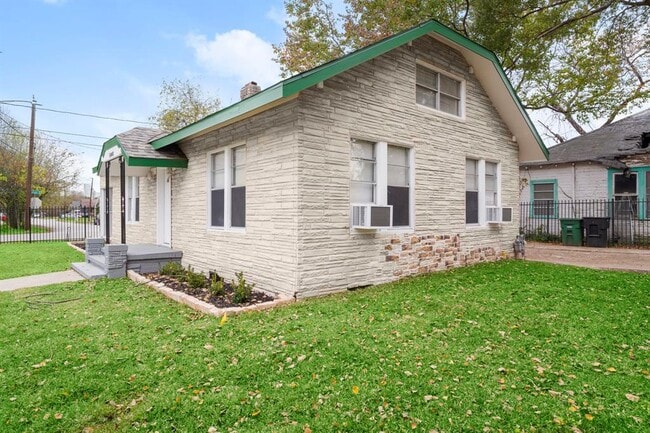 Building Photo - 5001 McKinney St