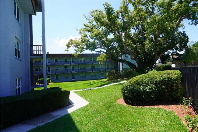 Building Photo - 333 N Lake Howard Dr