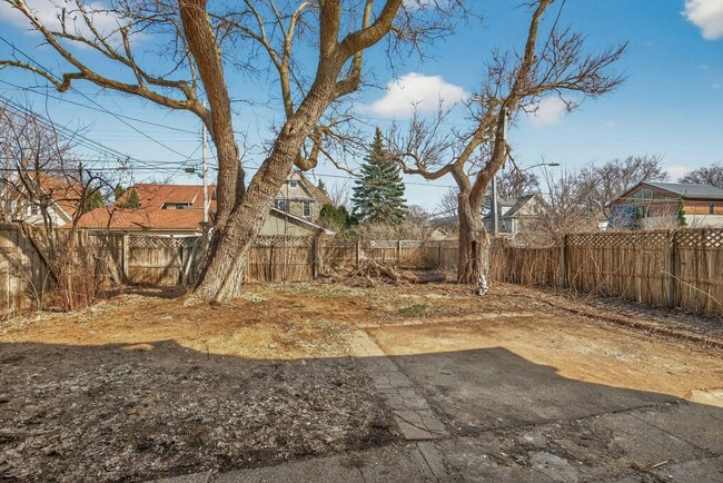 Building Photo - 4 Bedroom Uptown Luxury Meets Historic Charm!