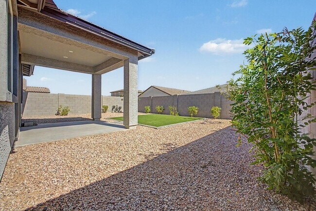 Building Photo - 25291 W Hidalgo Ave