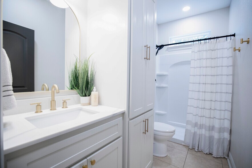 Brand new bathroom cabinetry, lots of storage and a walk in shower - 11284 Shelly St