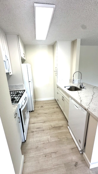 Kitchen Microwave, Fridge, Gas Range, Dishwasher - 91-238 Hanapouli Cir